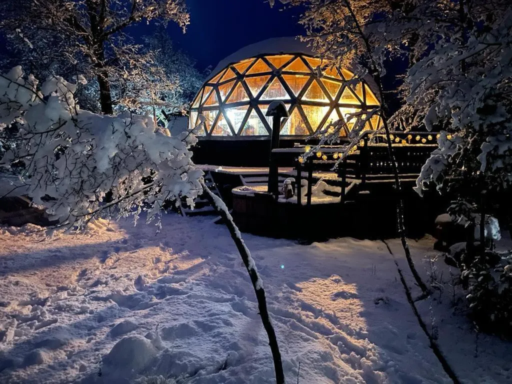 Chillán – Domos Black Domes – 1 cama king, 1 camarote, 2 futón cama – Big Dome